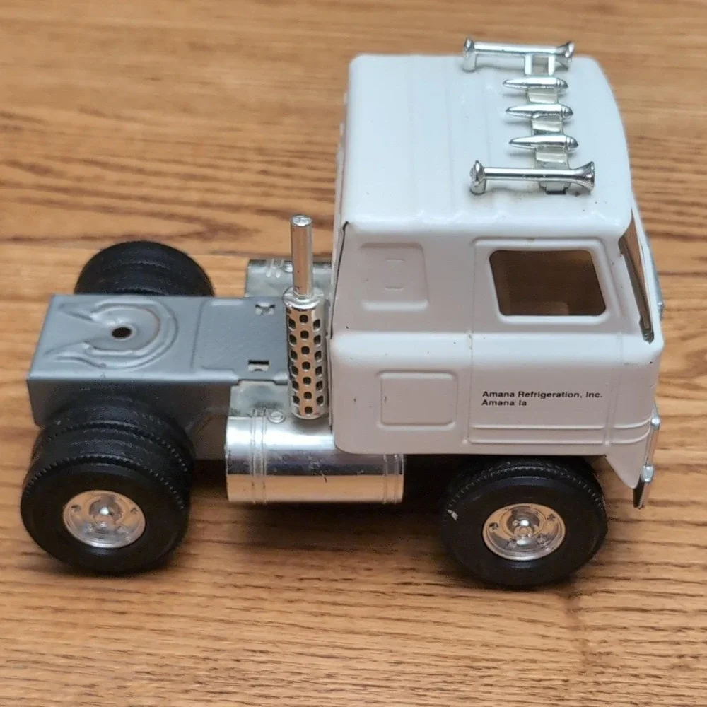 Ertl Amana Refrigeration Semi Truck Diecast Pressed Steel Promotional Toy 2538